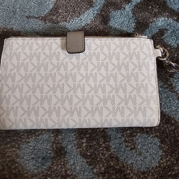 Michael Kors Jet Set Wristlet! - Picture 6 of 16